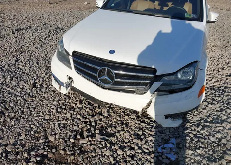 2013 Mercedes-Benz C 300 Sport 4Matic z USA, uszkodzony, nr VIN WDDGF8AB8DR266742